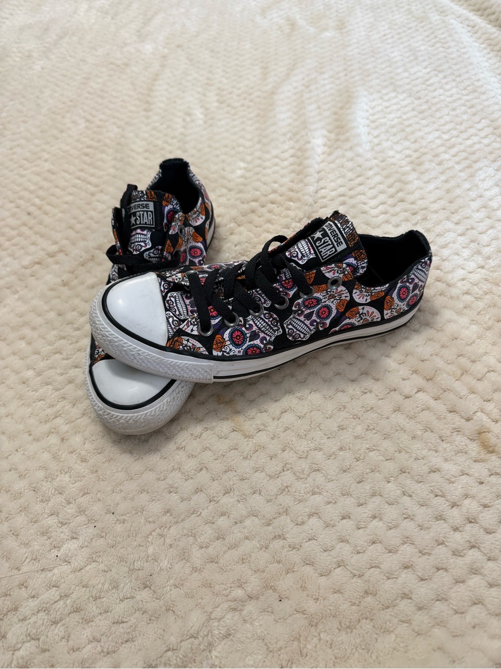Converse Women’s Black Sugar Skull Low Top Shoes Size 8.
